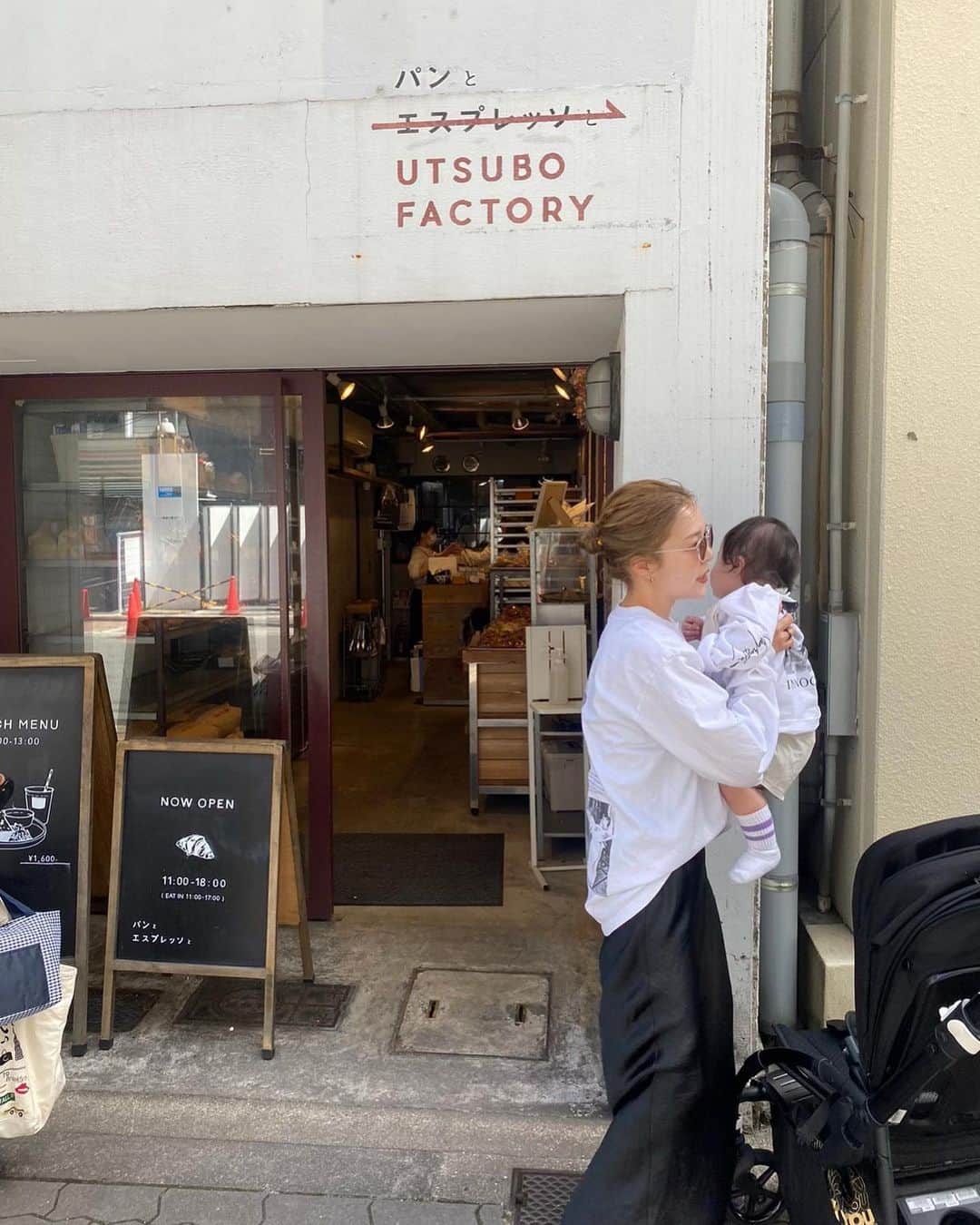 北岡りえのインスタグラム：「お揃いトップスでのんびりお出掛け👶🏻🙆🏻‍♀️ @onetwothree.jpn   足元もしれっと薄紫's💜  @mari.0611 みんなの癒しまりちゃん、またデートしてな〜🐈」