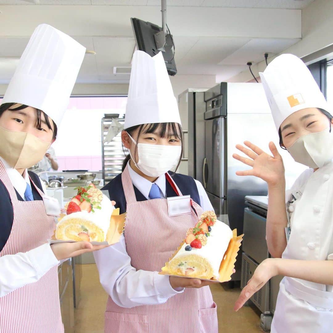 神戸製菓専門学校（公式）さんのインスタグラム写真 - (神戸製菓専門学校（公式）Instagram)「. スイーツとパンを１日で体験できる、W体験オープンキャンパスが開催されました😆✨  2種類の体験ができるので、スイーツもパンも興味のある方や、初めてオープンキャンパスに参加する方にとてもオススメです！  先生や学生スタッフからコツを教えてもらい、ロールケーキもフランクロールも大成功でした😋🙌  ◆W体験オープンキャンパスに参加したい方へ 次回の開催日は、5/5(金・祝)13:00-16:30です！ 体験内容は、オリジナルピザ🍕&ショートケーキ🍰  ◆４月中にオープンキャンパスに参加したい方へ 4/23(日)13:00-16:30「神戸製菓をまるッとご紹介DAY！」 ↓選べる体験 ［洋菓子体験］いちごタルト ［製パン体験］ベーコンエピ&いちごデニッシュ  参加ご希望の方はWebからお申し込みください☺️  #神戸製菓 #神戸製菓専門学校 #W体験　#オープンキャンパス #学生スタッフ #お菓子作り好きな人と繋がりたい #パン作り好きな人と繋がりたい #お菓子作り初心者 #パン作り初心者 #ショートケーキ #ピザ #洋菓子 #パン #神戸 #三ノ宮 #pattistagram2023」4月16日 20時33分 - kobeseika_info