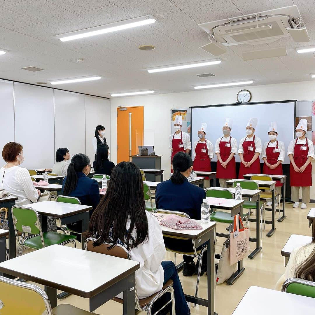 神戸製菓専門学校（公式）さんのインスタグラム写真 - (神戸製菓専門学校（公式）Instagram)「. スイーツとパンを１日で体験できる、W体験オープンキャンパスが開催されました😆✨  2種類の体験ができるので、スイーツもパンも興味のある方や、初めてオープンキャンパスに参加する方にとてもオススメです！  先生や学生スタッフからコツを教えてもらい、ロールケーキもフランクロールも大成功でした😋🙌  ◆W体験オープンキャンパスに参加したい方へ 次回の開催日は、5/5(金・祝)13:00-16:30です！ 体験内容は、オリジナルピザ🍕&ショートケーキ🍰  ◆４月中にオープンキャンパスに参加したい方へ 4/23(日)13:00-16:30「神戸製菓をまるッとご紹介DAY！」 ↓選べる体験 ［洋菓子体験］いちごタルト ［製パン体験］ベーコンエピ&いちごデニッシュ  参加ご希望の方はWebからお申し込みください☺️  #神戸製菓 #神戸製菓専門学校 #W体験　#オープンキャンパス #学生スタッフ #お菓子作り好きな人と繋がりたい #パン作り好きな人と繋がりたい #お菓子作り初心者 #パン作り初心者 #ショートケーキ #ピザ #洋菓子 #パン #神戸 #三ノ宮 #pattistagram2023」4月16日 20時33分 - kobeseika_info