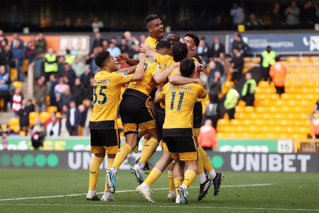 マリオ・レミナのインスタグラム：「+3️⃣ in the bag 🧡 Together as a PACK 🐺  Thanks for the support Molineux 🫶🏾  #Wolves #L5MINA」