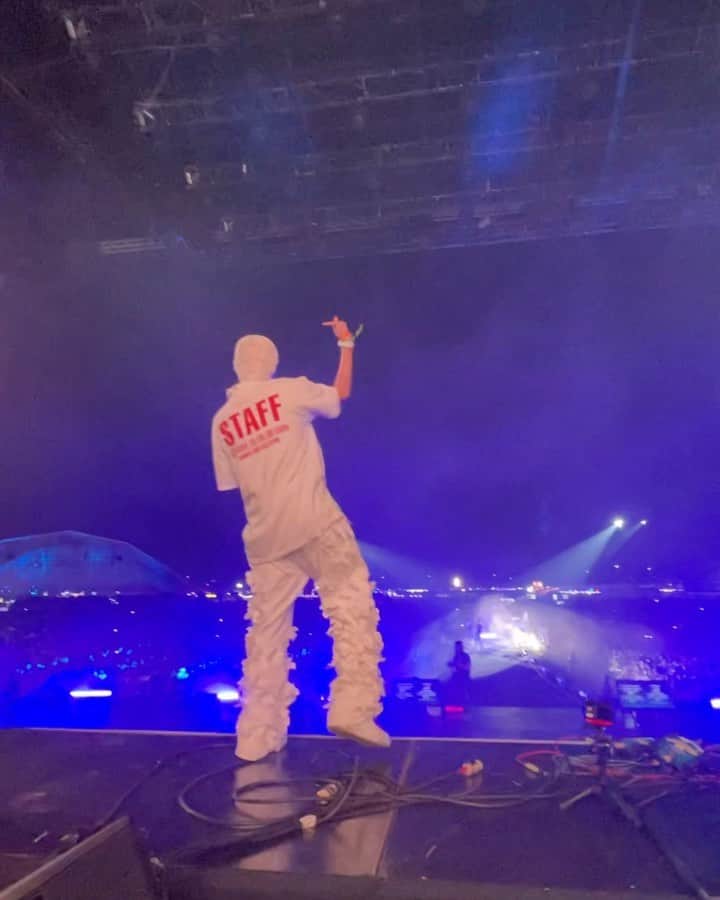ソン・ファミンのインスタグラム：「Two things i care about:My family and my team @h1ghrmusic And S/O to my forever boss @moresojuplease @rollingloud.th」