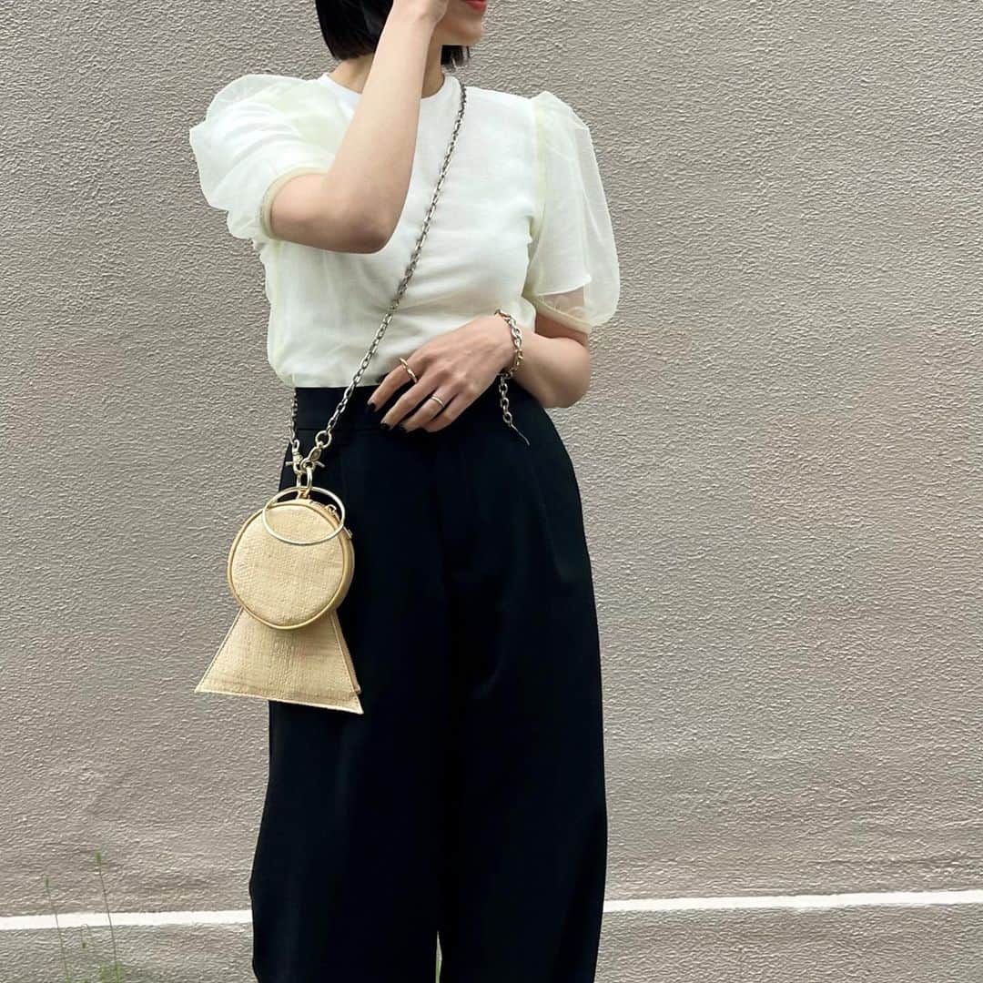 miheeさんのインスタグラム写真 - (miheeInstagram)「ootd  @moussyofficial  TULLE LAYERED TOP🤍 ぽわん袖が可愛いtops☺️  ZOZOTOWNで4月17日(月)12時から 発売開始されます💗💓💗  #MOUSSY #MOUSSYSNAP #MOUSSY_PR」4月16日 20時38分 - __mihi__