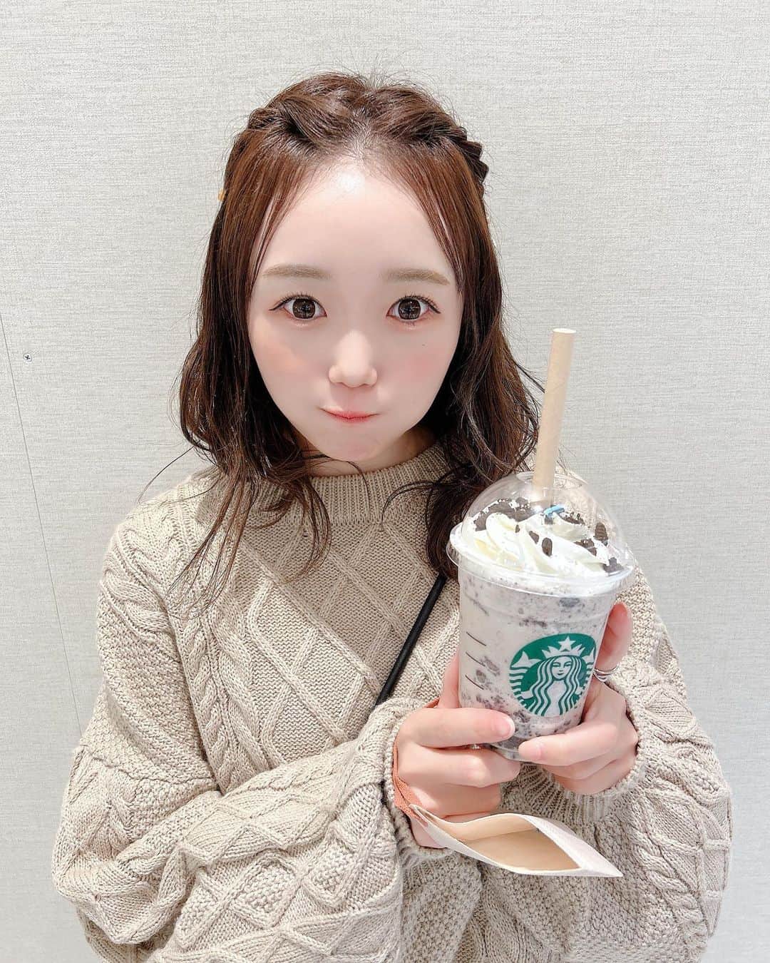 小日向夏実のインスタグラム：「☕️🥛  最近改めてファンの方の優しさに感動してるの💌OL生活頑張ってるからってスタバギフト送ってくれる方とかSNSで動画作って載せてくれる方とかもうアイドル卒業したのにも関わらず私のことを思ってくれているの伝わってきて嬉しいなって！インスタも投稿減ったのに毎回いいねとかコメントくれるのもとっっても嬉しい☺️ありがとう！  #スタバ #前髪アレンジ #美肌 #美容オタク #たまご肌 #japanesegirl #followｍe #いいね歓迎」