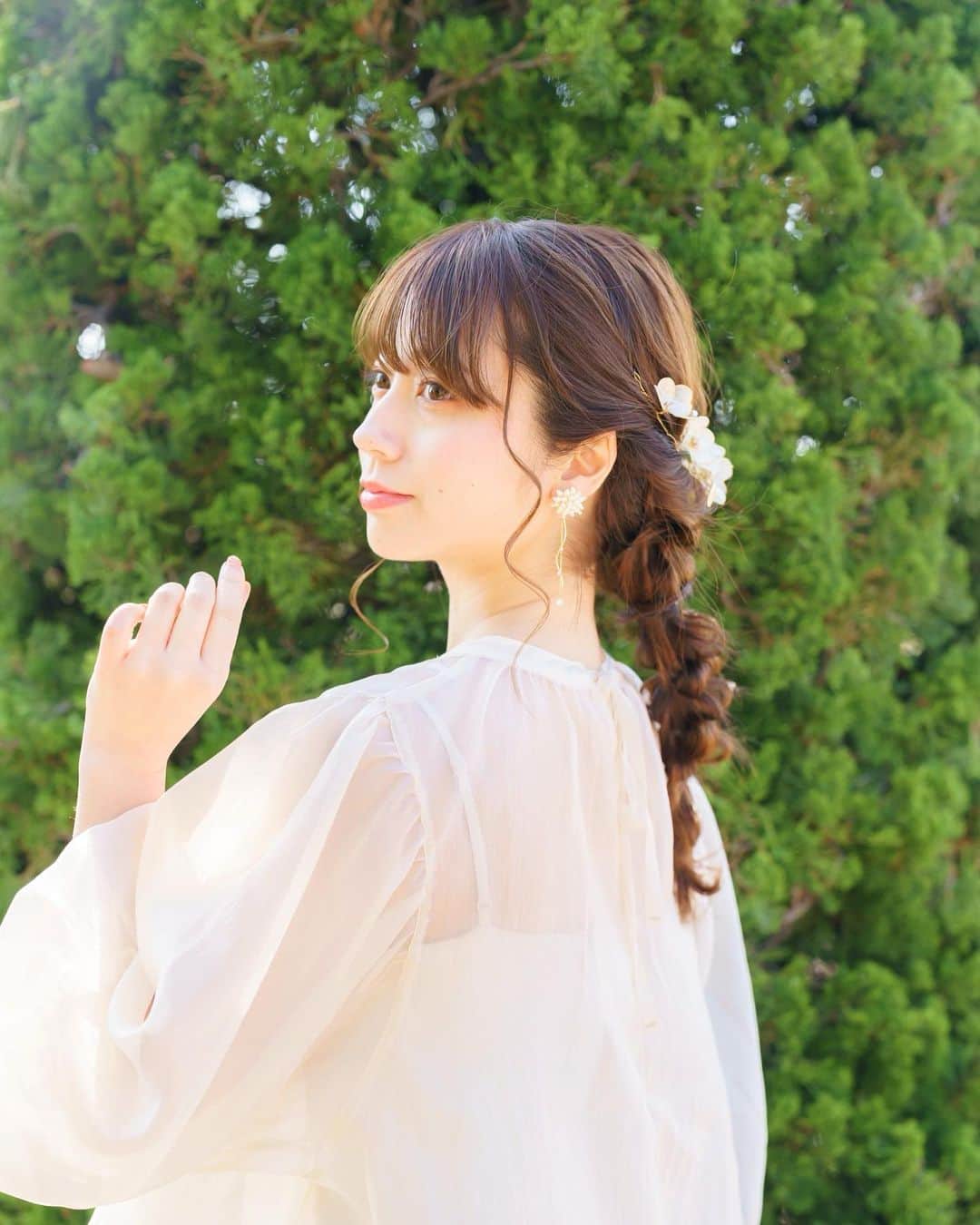YUMIのインスタグラム：「. あみおろしが出来るように 伸ばし続けた髪の毛✨  もうばっちりアレンジしてもらえる長さになったよ💐  @moe_hairmake ちゃんのヘアアレンジと 私が作ったヘッドドレスのコラボ嬉しかった💓☺️ ▶︎ @u_and.sabrina   #結婚式ヘアアレンジ #プレ花嫁  #あみおろしアレンジ #ヘアアレンジ #ウェディング#ウェディングヘア#結婚式 #ヘッドドレス#ハンドメイド#ブライダルヘア  #ブライダルアクセサリー」