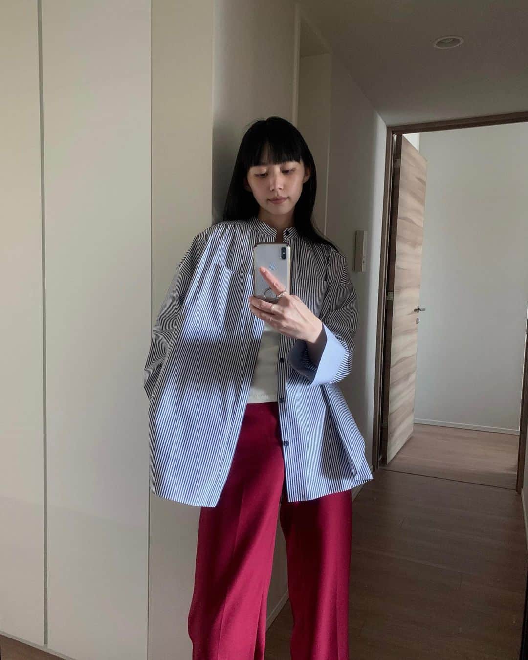 Shiho Sasakiのインスタグラム：「@koike_weekend から 素敵なシャツが届いた🩵 ジャストニーズで使えて嬉し〜な！  #marw #シャツラバー」