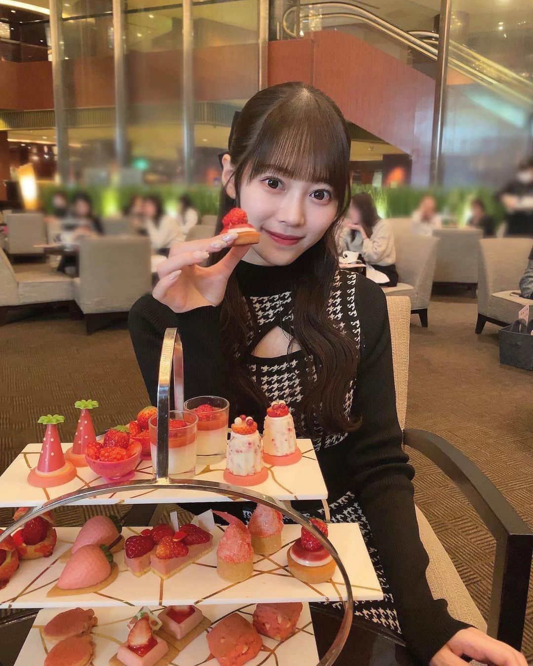 松村キサラのインスタグラム：「・ 少し前にお友達と初めてアフタヌーンティーに行ってきました🍓  大好きないちごに囲まれて幸せでした^^ どれもかわいくてとっても美味しかった！！♡  #アフタヌーンティー #afternoontea #anaインターコンチネンタルホテル東京 #いちごスイーツ #東京アフタヌーンティー #アフヌン #rienda #ハーフアップ #リボンバレッタ」