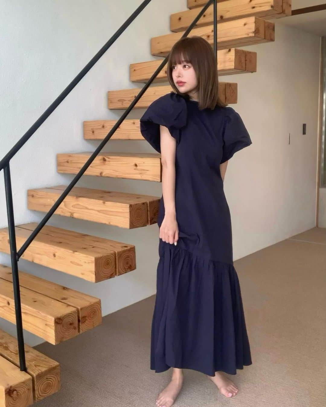 のインスタグラム：「. バックスタイルも抜かりないワンピース🌿 ネイビーがカチッとしすぎなくてすき♡ @stylevoice_official  #STYLEVOICE #Stylevoiceforxxx #PR」