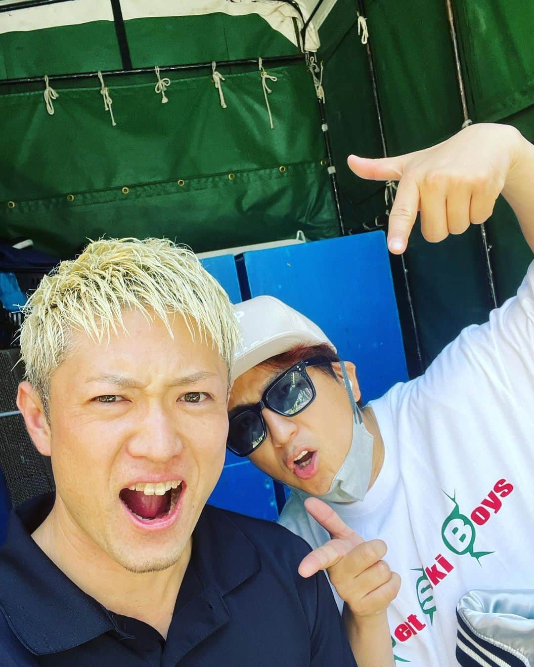 長崎峻侑さんのインスタグラム写真 - (長崎峻侑Instagram)「今日は現場中にボスから連絡があり、話していると近くに居ることが判明😃 「今からいくよー😆」って事で来てくれました✌🏻 近くに花屋あったんですけど、「ひまわり買ってあげようか？🌻」ってボスが一言✨ こういう人間になろうと決心しました🫡🔥✨ 来週は秘密基地へお邪魔します😎 #上地雄輔　さん　#遊助 さん　#ボス　#ひまわり　#偶然　#必然　#キズナエクスプレス　#引っ越し」4月16日 20時44分 - shunsukenagasaki