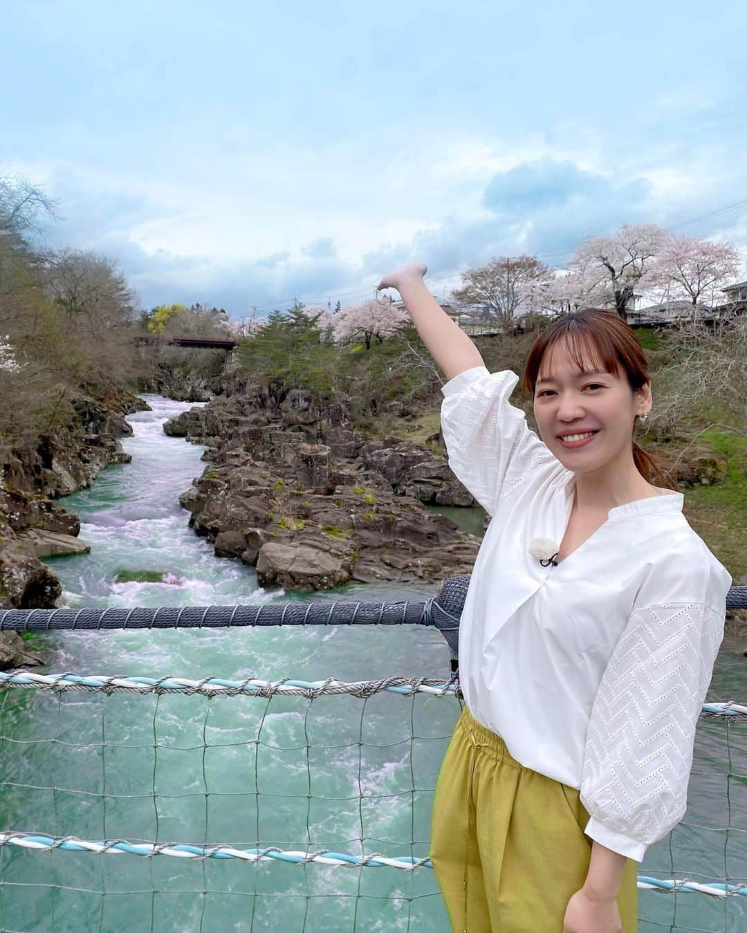 石橋美希のインスタグラム：「旬感！バシちゃんねる😉 2回目は厳美渓の満開の桜を中継しました🌸  岩手に何年も住んでいながら 実は厳美渓を訪れたのは初めて😳  エメラルドグリーンの渓流と奇岩が織りなす渓谷は 本当にダイナミック☺️ 満開の桜が渓谷を彩って美しかったです🌸  厳美渓名物「空飛ぶ団子」は対岸の郭公屋から ロープづたいに飛んでくるユニークなお団子🍡  景色ももちろんですが お団子がもちもち、ふわふわで とってもおいしいのです☺️💗  ぜひ、お団子も一緒に 景色を堪能されてみてくださいね🍡🍡  #岩手 #iwate #tohoku #food #一関 #厳美渓 #観光スポット #渓谷 #景勝地  #かっこうだんご #空飛ぶ団子 #桜 #cherryblossom #サタデーファンキーズ #中継 #めんこいテレビ #アナウンサー #石橋美希 #rcawaii #衣装」