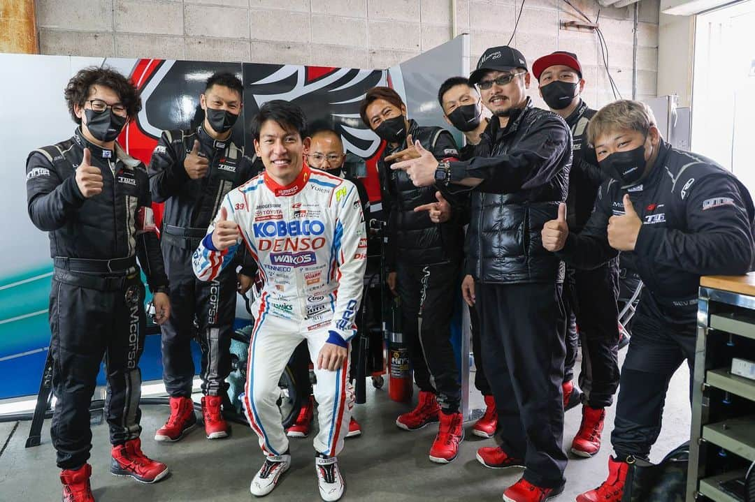 中山雄一さんのインスタグラム写真 - (中山雄一Instagram)「2023SUPER GT開幕戦 ⁡ 昨日の公式練習では大きなクラッシュを引き起こしてしまい、マシンは大破してしまいました。 ⁡ その直後から20時間以上、チームメカニックやエンジニア、寿一さん、近藤代表には朝6時まで修復作業を続けていただき決勝を走ることができました。 ⁡ その作業に他チームからも応援にきていただき、大阪トヨペットLMcorsaのメカニックの方々にはカウルの修復をお手伝いしていただきました。 そのほかのチームからもたくさんの差し入れが届きました。 ⁡ クラッシュ後の迅速な救護をしていただいたコースマーシャルや医師団の方々にも感謝いたします。 大きな痛みはなく、今日の決勝を走ることができました。 ⁡ 決勝が走れるかどうかわからない状況から、大雨や雹が降るようなレースを無事に完走し、ポイントまで獲得できたことは、この後続く7大会を進む上ではとても大きなことだと思います。 ⁡ 今回の修復作業に関わっていただいたすべての方に、本当に感謝申し上げます。 ありがとうございました。 ⁡ 次戦はホームコースの富士ですから、予選から良い結果を残して、優勝を目指します！  #supergt #tgrteamsard #lmcorsa #grsupra」4月16日 20時45分 - yuone_n