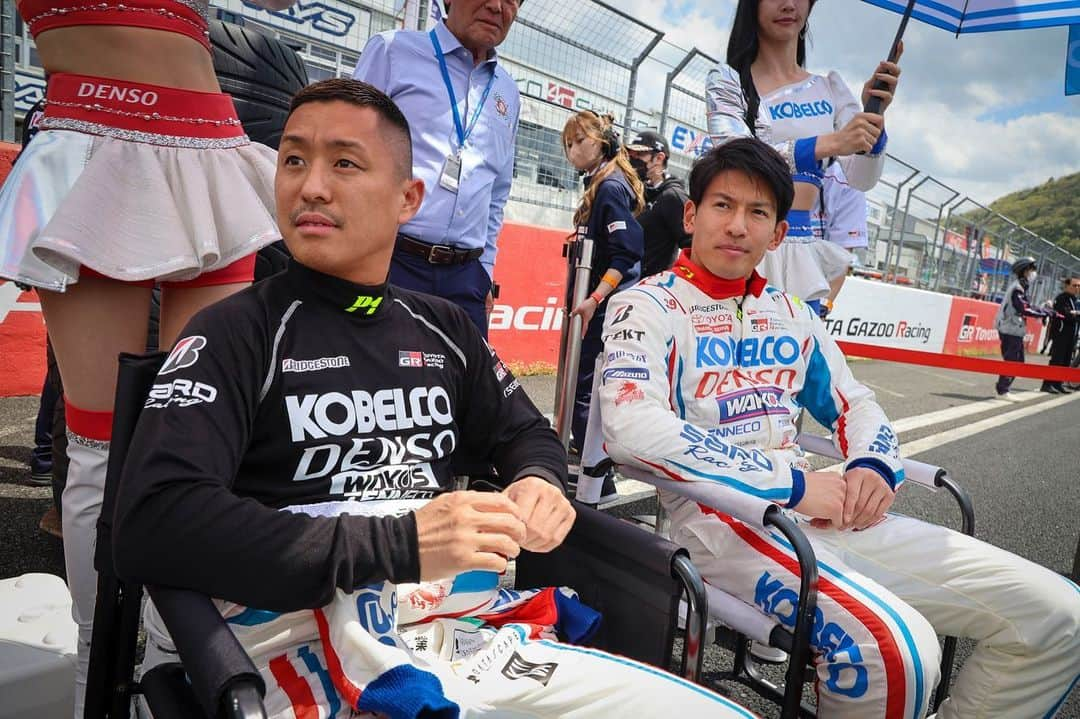 中山雄一さんのインスタグラム写真 - (中山雄一Instagram)「2023SUPER GT開幕戦 ⁡ 昨日の公式練習では大きなクラッシュを引き起こしてしまい、マシンは大破してしまいました。 ⁡ その直後から20時間以上、チームメカニックやエンジニア、寿一さん、近藤代表には朝6時まで修復作業を続けていただき決勝を走ることができました。 ⁡ その作業に他チームからも応援にきていただき、大阪トヨペットLMcorsaのメカニックの方々にはカウルの修復をお手伝いしていただきました。 そのほかのチームからもたくさんの差し入れが届きました。 ⁡ クラッシュ後の迅速な救護をしていただいたコースマーシャルや医師団の方々にも感謝いたします。 大きな痛みはなく、今日の決勝を走ることができました。 ⁡ 決勝が走れるかどうかわからない状況から、大雨や雹が降るようなレースを無事に完走し、ポイントまで獲得できたことは、この後続く7大会を進む上ではとても大きなことだと思います。 ⁡ 今回の修復作業に関わっていただいたすべての方に、本当に感謝申し上げます。 ありがとうございました。 ⁡ 次戦はホームコースの富士ですから、予選から良い結果を残して、優勝を目指します！  #supergt #tgrteamsard #lmcorsa #grsupra」4月16日 20時45分 - yuone_n