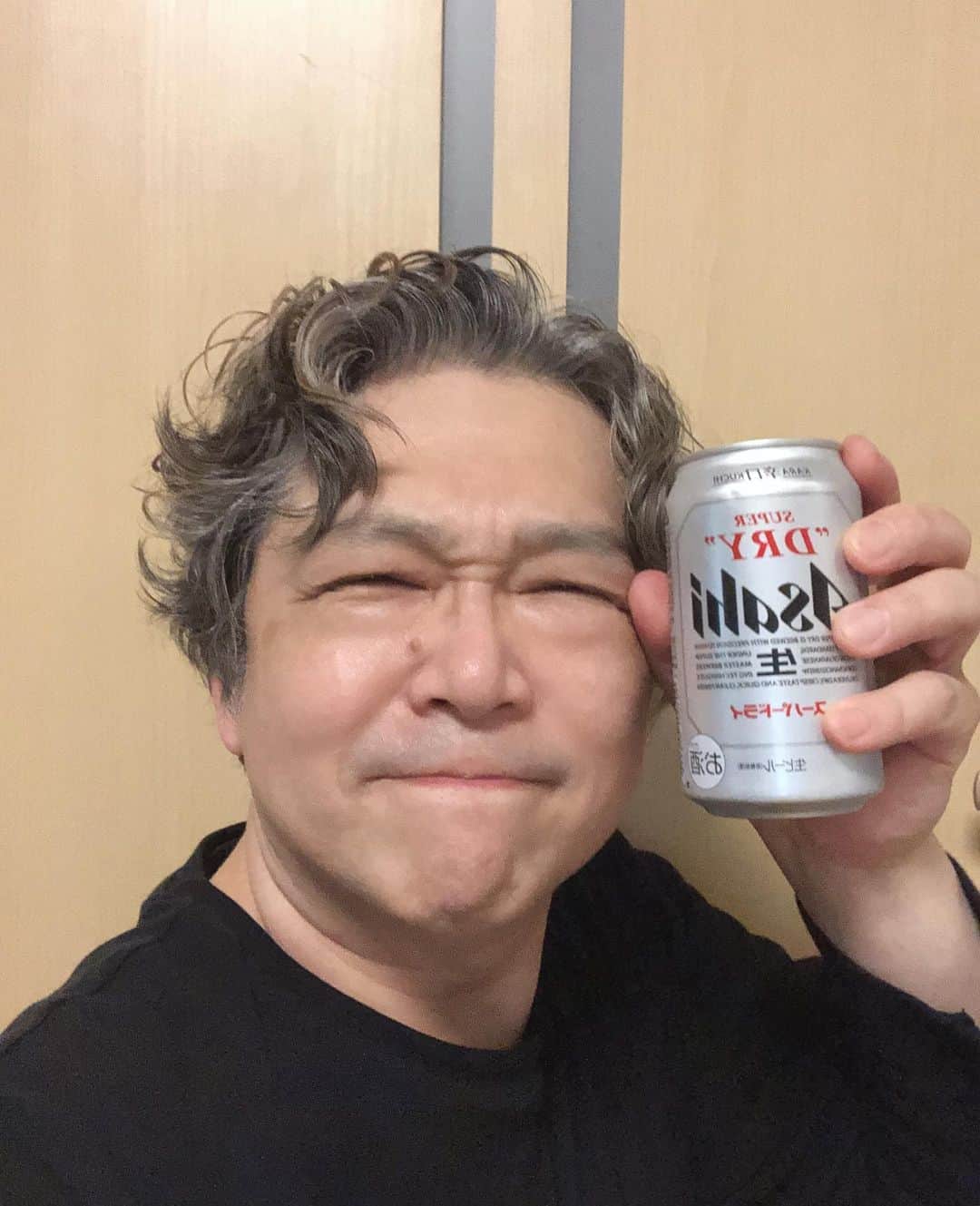 三上市朗のインスタグラム：「「エドモン」無事東京千秋楽の幕を下ろしました！パンフレットに私の役が8役とありましたが、台詞を喋る役でいうと「オノレの店の客」というのがありまして全部で9役。喋らない役を入れると11役ありましてん😆今回も家で一人打ち上げ！お疲れ様でした！」