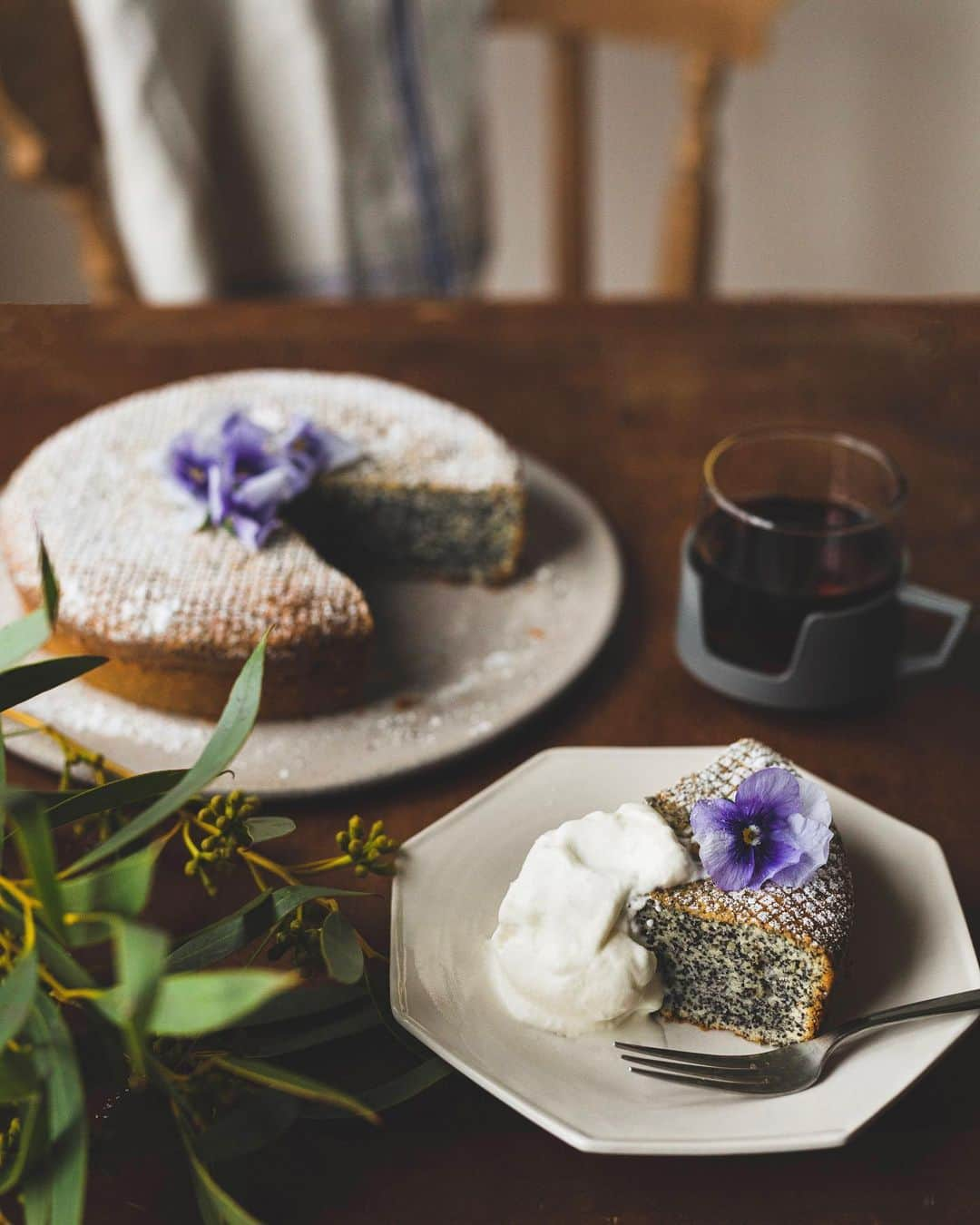 増田由希子さんのインスタグラム写真 - (増田由希子Instagram)「Homemade poppy seed cake☕️ #poppyseedcake #Mohntorte #homemade #cake #bakinglove #baking  #edibleflower #viola ウィーンのお菓子「モーントルテ」 (青いケシの実のケーキ)  美肌、リラックス効果のあるケシの実をたっぷり入れました。ナッツのような香ばしい味とプチプチとした食感がクセになるお菓子です。 エディブルフラワーは、スーパーや青果店で手軽に買えるようになりましたね。 #ビオラ　#エディブルフラワー」4月16日 20時46分 - nonihana_