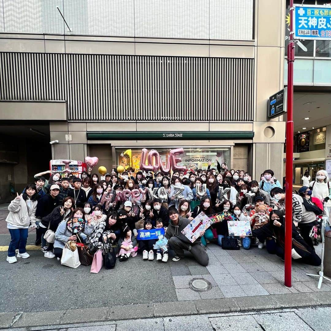 KAZUKI【ANFiNY】のインスタグラム：「福岡路上🍲🔥  めっちゃくちゃ盛り上がったし 九州familyからのサプライズで アニバーサリーお祝いしてくれた✨  文字、結局 happy kazukiなのうける🤣笑  最高のプレゼントをありがとう。  見ての通り福岡も盛り上がってきたけん、オフ会含め色んなことできないか考えてみるね👍  来月も必ずくるけん待っといて💪  寒い中本当にありがとう😭  #髙橋一輝 #福岡路上」