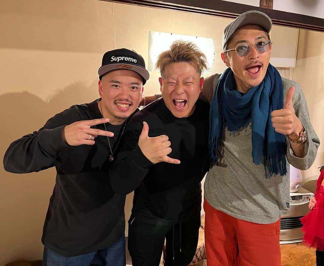 窪塚洋介のインスタグラム：「笑ってるけど泣いてるみたい。 哀しそうだけど満ちてるみたい。 素晴らしい表現だった。  自分を表現することで、 まさに"今"を表現していた。  SHOGOが背負っているものや抱く未来を皆が音の波に揺られながら、この数年に思いを馳せて聴いていたと思う。  10周年おめでとう!!!  去年の宮古島ぶりのNOBUの歌も歌声も とても良かった。  いい時間でした。 感動。  ※最後の写真は、道中たまたま寄ったタコ焼き屋さんにバッタリ現れたダイちゃんです😂」