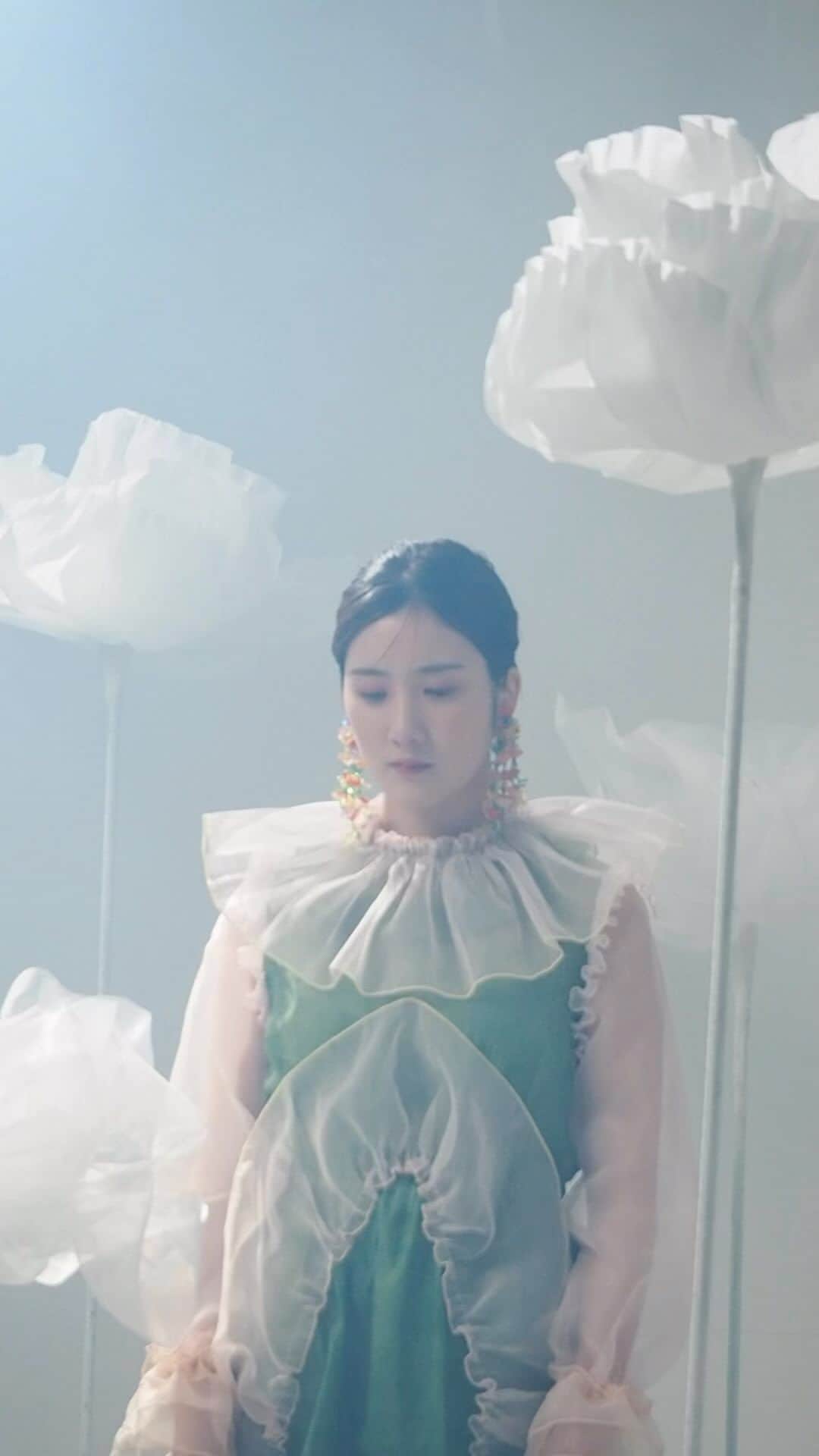 のインスタグラム：「🌷MV オフショットムービー公開🌷 『#春に僕はなくなる』のMV撮影時のオフショットムービー🎥 こんな感じで撮影しておりました‥👀🌷 . . #湯木慧」