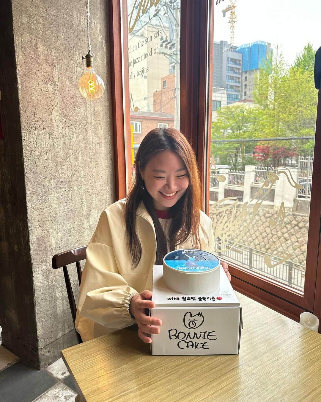 金海珍のインスタグラム：「많은 사람들이 스케이트를 행복하게 탔으면 하는 마음에 시작하게 된 취미 피겨팀 ”유니즌“⛸️  그때부터 이어진 인연이 어느덧 벌써 2년이 되었는데 행복을 전달하려고 시작한 수업에서 오히려 행복을 얻는 시간들이 더 많네요😭❤️  그중 가장 오래된 우리 일요반🌸 (해피 바이러스 우리 일요반 절대 지켜😭❤️)  수강생을 넘어서 오래된 친구로서 늘 함께해줘서 고마워요🥹  깜짝 생일 파티 너무너무 감사해요!!!>_<❤️ . #미리생일파티 #해진생일은오늘부터🤣 #우리팀이이렇게스윗하다 #자랑맞음😜 #유니즌피겨」