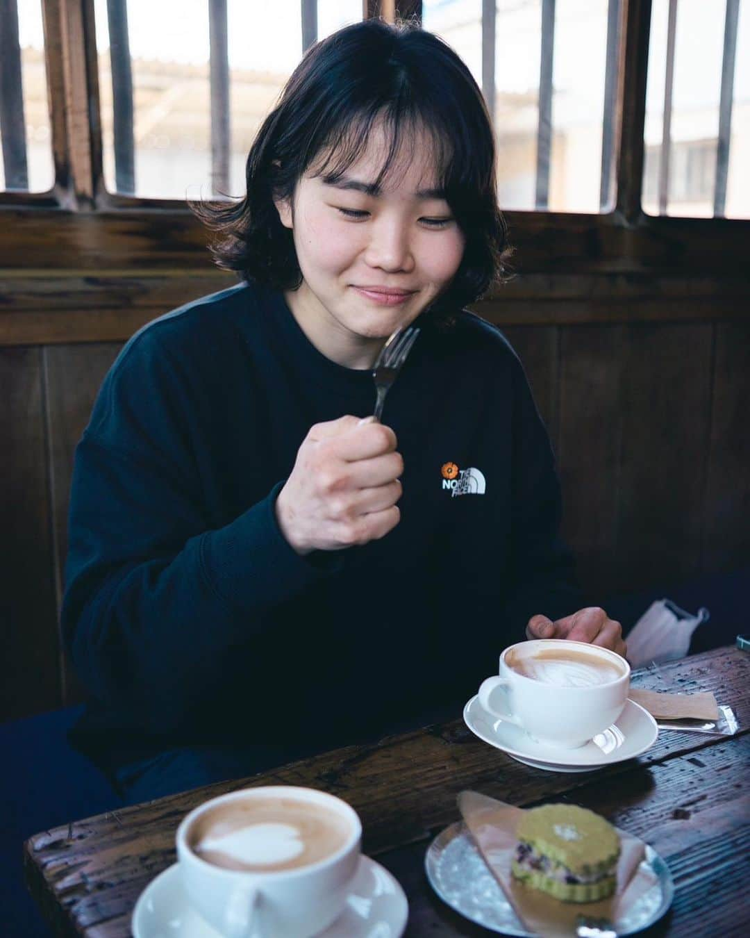 小武芽生さんのインスタグラム写真 - (小武芽生Instagram)「A little break between comp and rock with 🏵 しかし暑すぎてあまり登れず帰宅、、、もうそろそろ日本のいい時期は終わりだな  📸 @yuki_hiroshige  #しげき」4月16日 20時52分 - mei_kotake