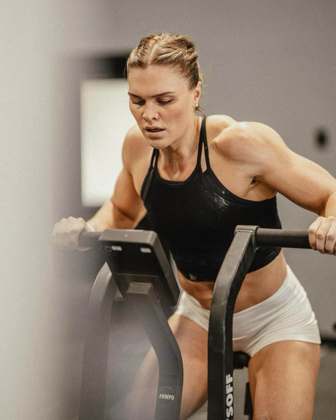 Katrin Tanja Davidsdottirさんのインスタグラム写真 - (Katrin Tanja DavidsdottirInstagram)「Breaking in the new gym the only way we know how: with good ole hard work 🤝😏✨ @hwpotraining」4月16日 20時58分 - katrintanja