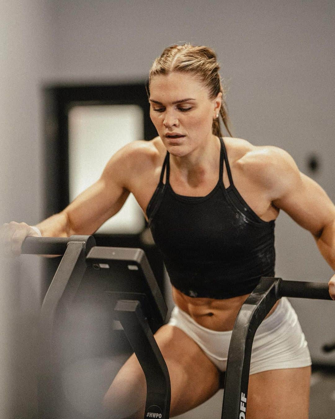 のインスタグラム：「Breaking in the new gym the only way we know how: with good ole hard work 🤝😏✨ @hwpotraining」