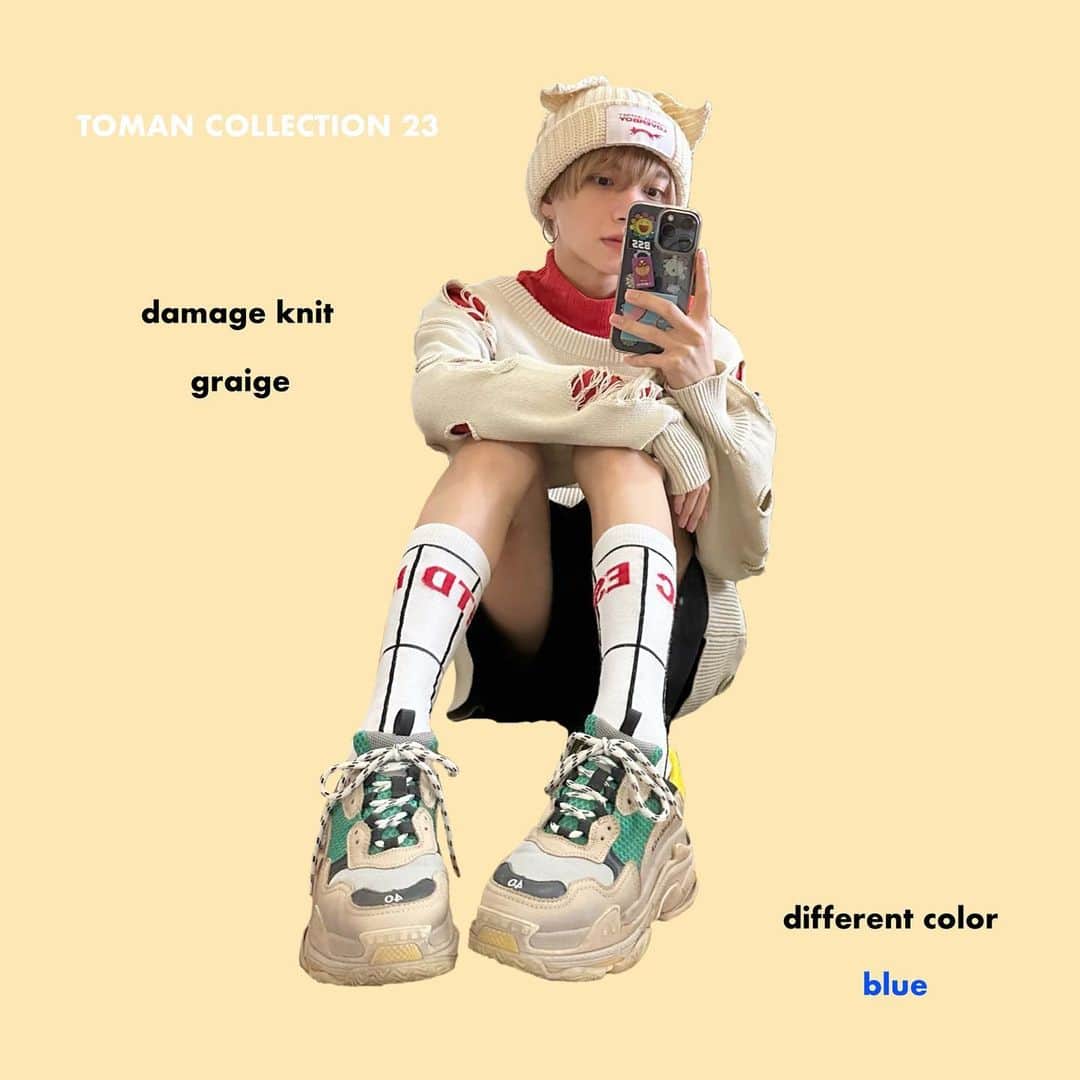 のインスタグラム：「TOMAN COLLECTION damage knit (graige) style👕👖👟  ダメージを上手く利用して 肌を見せたり、色物と合わせたり  グレージュ(ベージュ)とレッドを 3点ずつ取り入れたスタイル  size : free / n blue / ¥7,000＋tax  〰️〰️〰️〰️〰️  ご購入はハイライトのリンクから飛ぶか ZOZOTOWNで「とまん」と検索ください🔍」