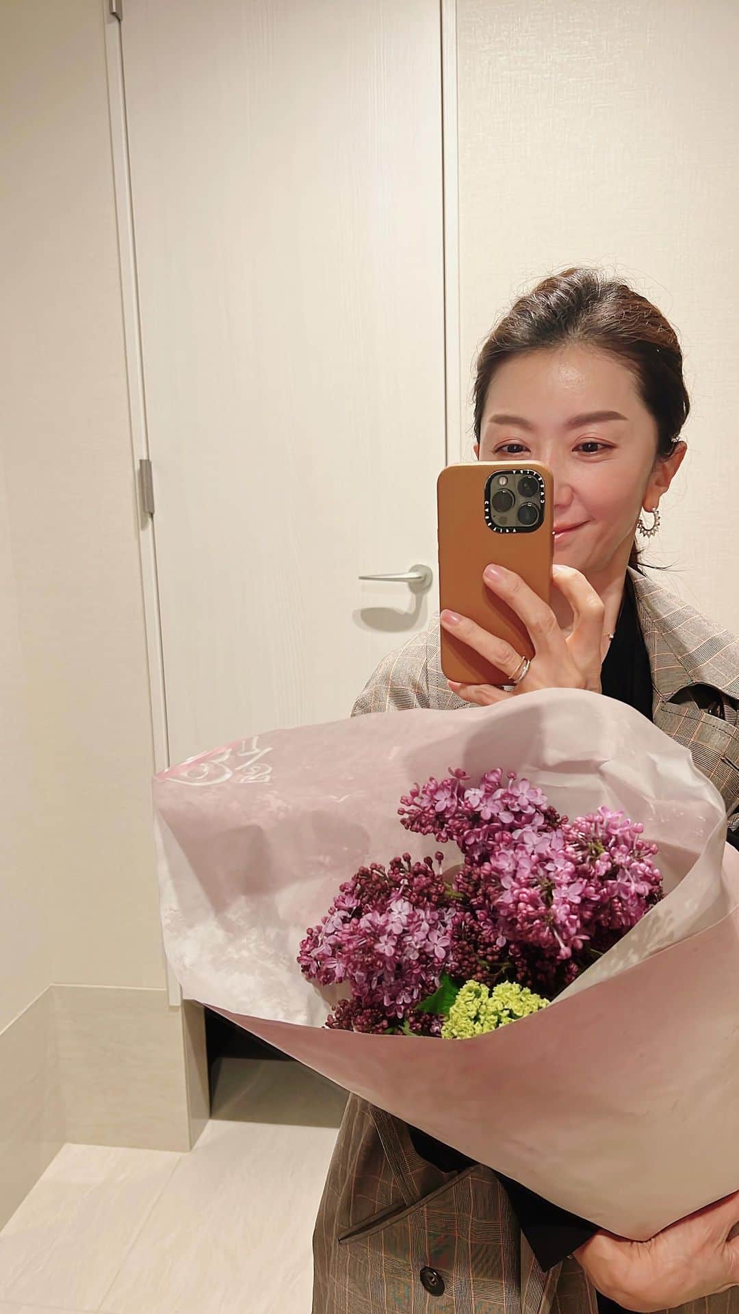 坂田陽子のインスタグラム：「雨の日曜日かと思いきや 晴れたり雹に降られたり。 不安定なお天気でしたね。 ・ #花のある暮らし #グリーンのある暮らし #帰り道にお気に入りの花屋さん #癒し　#リビング　#リビングダイニング」
