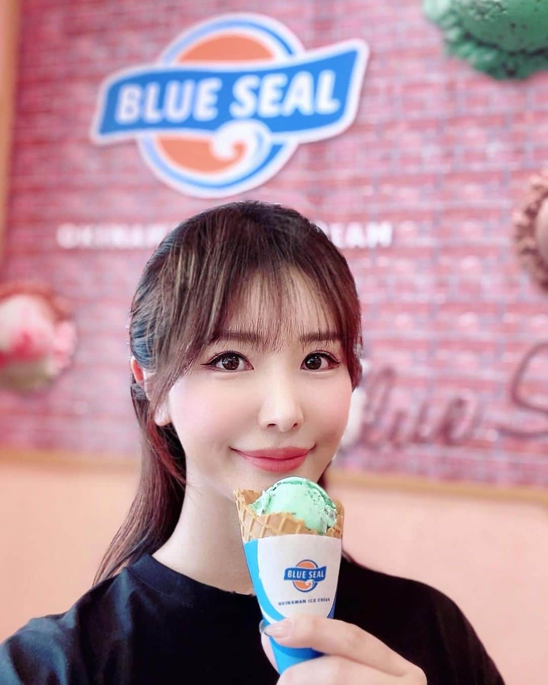 宇水遥佳のインスタグラム：「. 沖縄といえばこれですよね🍦 . チョコミント大好き芸人なので 美味しくいただきました✨ . 沖縄来る前にお目目のメンテナンスしたので 目元ぱっちりで旅先も楽ちんです🥰 @8ist8 1時間くらいで仕上げてくれるので 忙しくしてても助かる🥹 このインスタ見たと言ってもらえたら ⭐️60分つけ放題3,480円⭐️ でやってくれるみたいなので気になる方は 行ってみてください🥰 . . #ブルーシールアイス #沖縄旅  #新宿マツエク #チョコミント党  #浦添 #沖縄ライカム #오키나와여행」