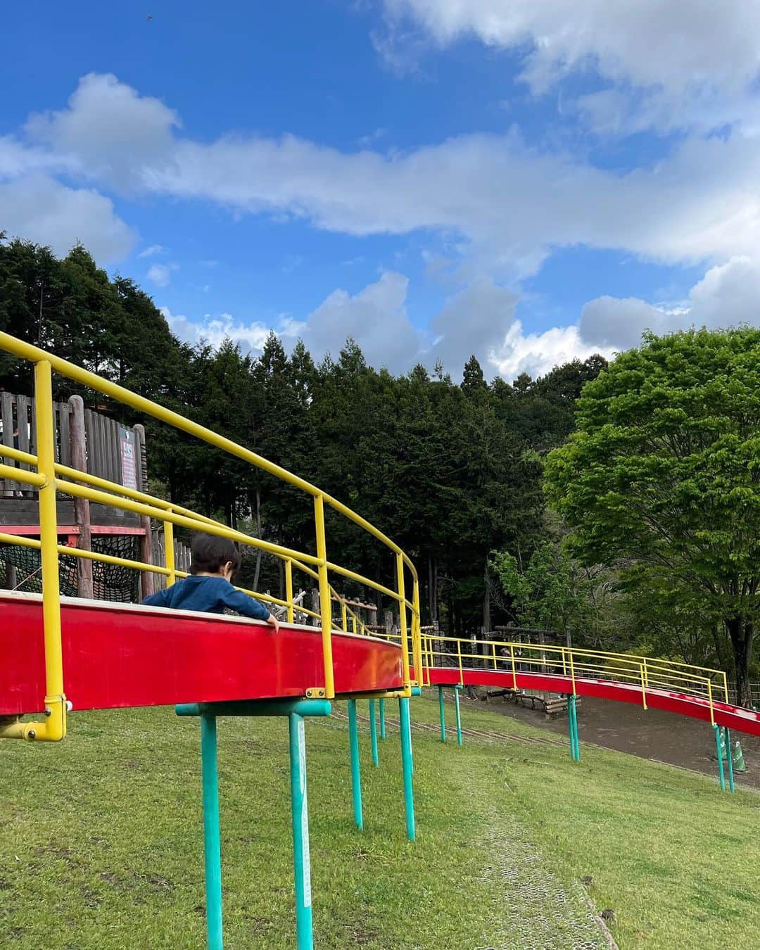 小倉優子さんのインスタグラム写真 - (小倉優子Instagram)「今日は、友人家族と 神奈川県にある「あいかわ公園」へ😊✨  青空の下、気持ち良かったぁ☀️  子供達も身体を沢山動かせて、楽しい一日になりました💓  私も良い運動になりました✨✨  初めて行った「あいかわ公園」  水遊びもできるので、夏にも行きたいです😆☀️」4月16日 20時58分 - ogura_yuko_0826