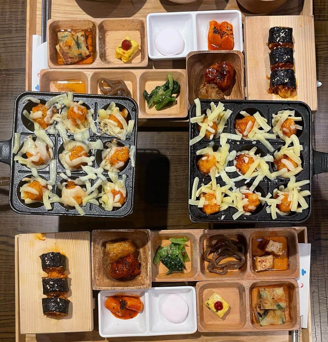 飯田りほのインスタグラム：「新大久保の豚友家（トヌガ）にいってきたよー🇰🇷 ランチのコスパが良すぎる！ そして、ボリューム満点でいろんな料理も楽しめてちょこちょこ食べたい派の私には最高なご飯でした🫰 . . . #トヌガ #豚友家 #韓国料理 #新大久保グルメ  #新大久保ランチ #PR」
