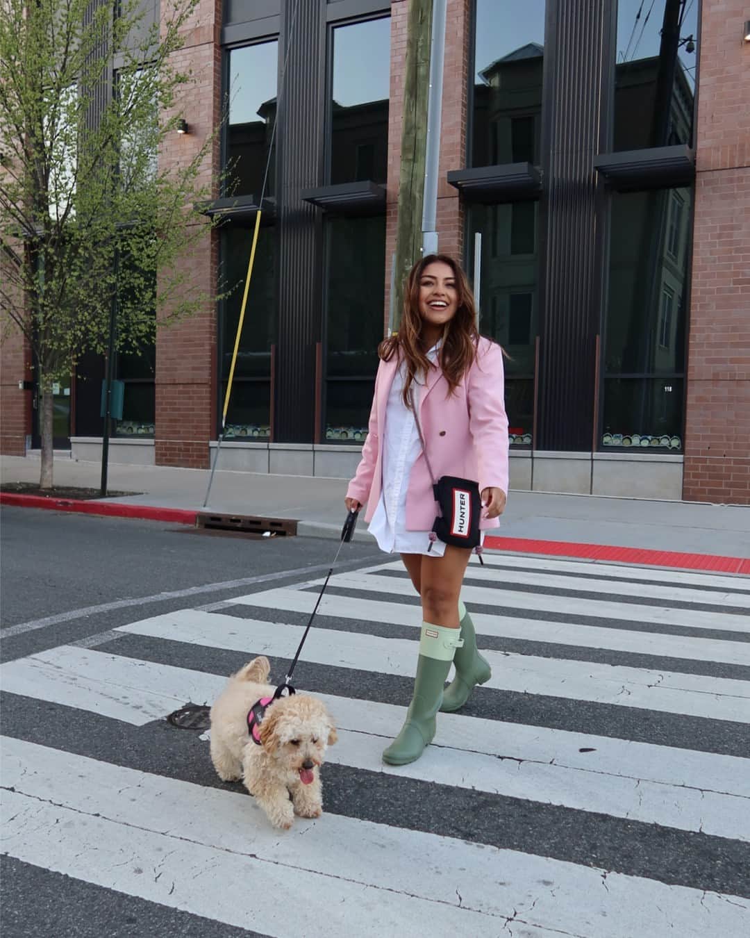 ハンターブーツのインスタグラム：「A crisp spring day in 📍North Bergen, New Jersey with @TiffanyGuanuna for #TheHunterForecast⁣ ⁣ Whatever the forecast, it's always Hunter weather. Shop our collections by sun, rain, wind and snow at the link in bio.⁣ ⁣ #HunterBoots⁣ #HunterOriginals」