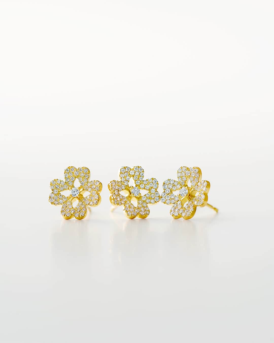 アーカーさんのインスタグラム写真 - (アーカーInstagram)「. 「fleur blanche」 ダイヤモンドが美しく敷き詰められた華やかなピアス。 　 #AHKAH #jewelry #2023ss #earrings #present #アーカー #ジュエリー #ピアス #プレゼント」4月16日 21時00分 - ahkah_official