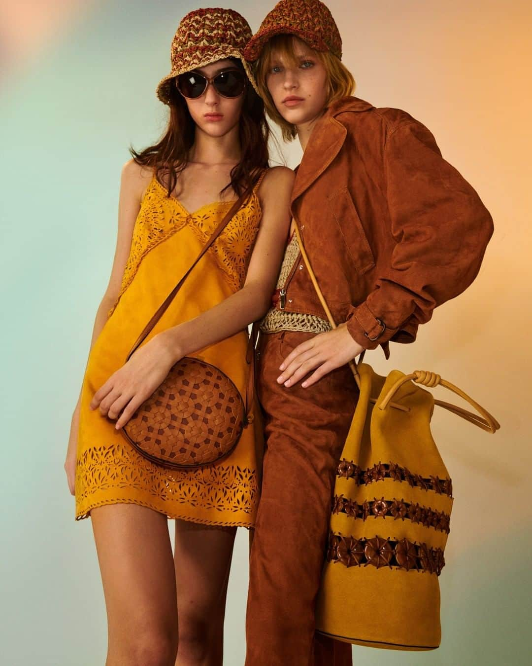 アルベルタフェレッティさんのインスタグラム写真 - (アルベルタフェレッティInstagram)「Crochet raffia and soft suede add a bohemian flair to these Alberta Ferretti SS 23 looks. Discover the latest collection via link in bio.  #AlbertaFerretti  #SS23」4月16日 21時01分 - albertaferretti