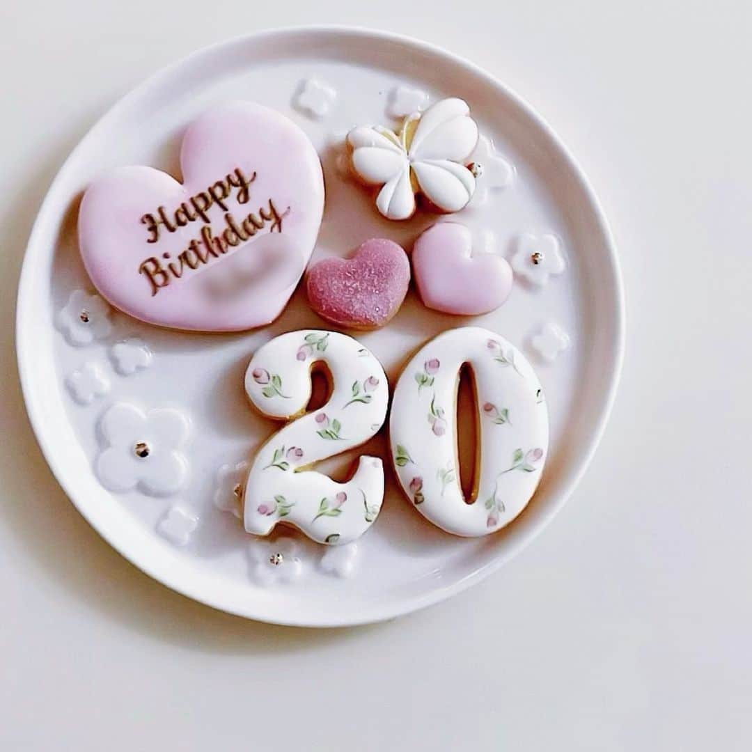 kaori sugiyamaさんのインスタグラム写真 - (kaori sugiyamaInstagram)「* * 1月の娘の誕生日、予定があったのでケーキは買ってきたのですがやっぱり作ってとリクエストがあったので3ヶ月遅れで作りました🎂 * いつものチョコスポンジ＋チョコムース＋ラズベリームース＋ラズベリーゼリーのケーキ🍫🫐🍓 * アイシングクッキーだけは誕生日に間に合いました🍪 * 息子のバースデーケーキも載せていなかったので🤺🍒💙 * 改めてふたりともおめでとう♡♡ * #バースデーケーキ #誕生日ケーキ #手作りケーキ #アイシングクッキー #誕生日クッキー」4月16日 21時04分 - kaoriiin12