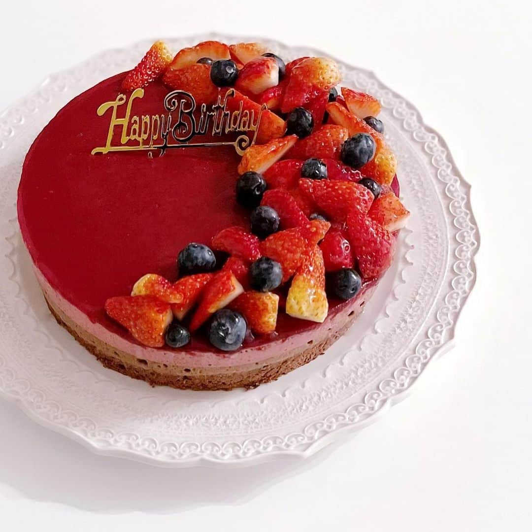 kaori sugiyamaのインスタグラム：「* * 1月の娘の誕生日、予定があったのでケーキは買ってきたのですがやっぱり作ってとリクエストがあったので3ヶ月遅れで作りました🎂 * いつものチョコスポンジ＋チョコムース＋ラズベリームース＋ラズベリーゼリーのケーキ🍫🫐🍓 * アイシングクッキーだけは誕生日に間に合いました🍪 * 息子のバースデーケーキも載せていなかったので🤺🍒💙 * 改めてふたりともおめでとう♡♡ * #バースデーケーキ #誕生日ケーキ #手作りケーキ #アイシングクッキー #誕生日クッキー」