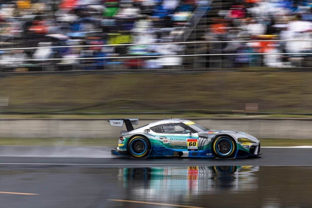 吉本大樹さんのインスタグラム写真 - (吉本大樹Instagram)「2023Apr16 #SuperGT @supergt_official R1 Okayama-P8  It was a very difficult race for everyone.  Dry>Wet>Dry>Wet then race was finally red flagged due to thunder and heavy rain.  We struggled a lot in wet condition but happy to bring back some points after staring from P19.  Next round / Fuji🗻  ☀️>☔️>☀️>☔️>⚡️と我々参加者にとってだけでなく、現地で観戦されている皆さんにとっても大変過酷なレースになりましたね💦 スタート後は周りのGT3勢をなかなか攻略することができずだったのですが、雨が降り始めた後のウエットに履き替えるタイミングとピット作業がバッチリ決まり大幅にポジションを上げることができました。しかしウエット路面ではビックリするほどペースが遅く、大きくポジションダウン。その後スリックでハーフウエットのコースに #しゅんきゅん @shunsuke.kohno を送り出すピットタイミングと作業も素晴らしく再び大きくポジションアップ。しゅんも難しいコンディションの中頑張ってくれました。 チームの頑張りで19位から8位までポジションアップすることができ、ポイントを持ち帰ることが出来たのはとても良かったですが、ウエット路面でのパフォーマンスは大幅に改善が必要です。 引き続きチーム、ドライバー、ダンロップさん共々頑張ります😤 応援ありがとうございました！ #LMcorsa @otggroup_60  #OsakaToyopetGroup @osaka_toyopet  #TOYOTA #Supra #GRsupra #GRsupraGT #DUNLOP @dunlop_motorsport @dunloptyres_jp  #PETRONAS @petronassyntium」4月16日 21時04分 - hiroyoshimoto