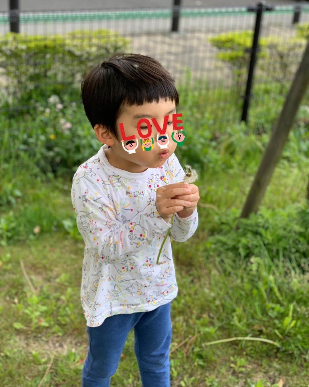 百千糸のインスタグラム：「公園でタンポポの綿毛を吹いて満足する息子と お兄ちゃんのスクーターに乗って走らせてもらって満足する娘。  逆じゃない⁉️😂  何事にも慎重で臆病な兄と、なんでも出来ると勘違いしてガシガシ行く妹。」