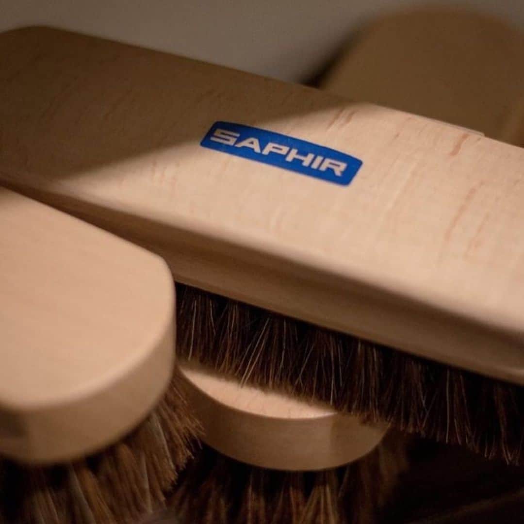 Saphirさんのインスタグラム写真 - (SaphirInstagram)「All natural bristles make sure that our brushes never damage the stitching on your shoes!  #shinewithsaphir」4月16日 21時04分 - saphir_official