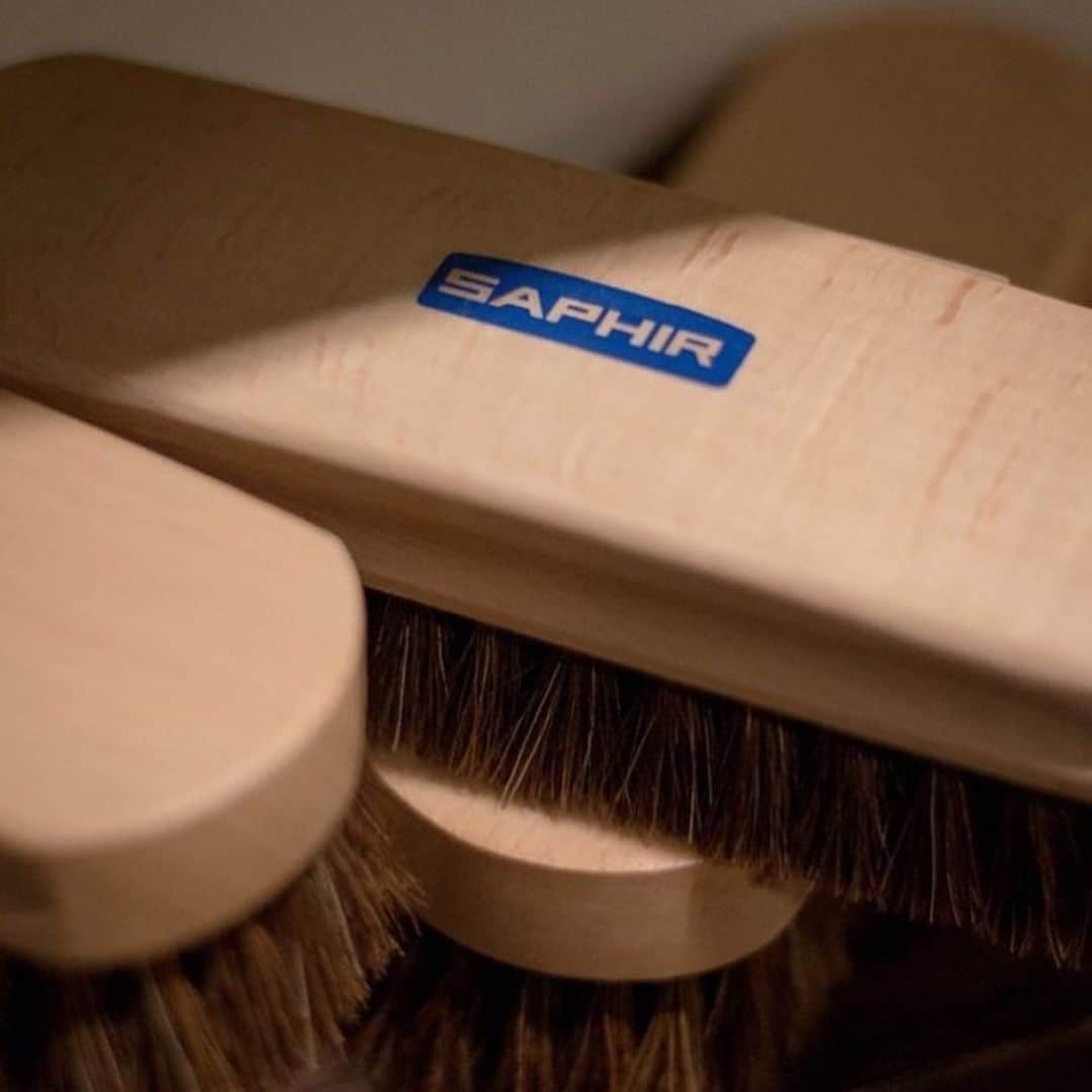 のインスタグラム：「All natural bristles make sure that our brushes never damage the stitching on your shoes!  #shinewithsaphir」