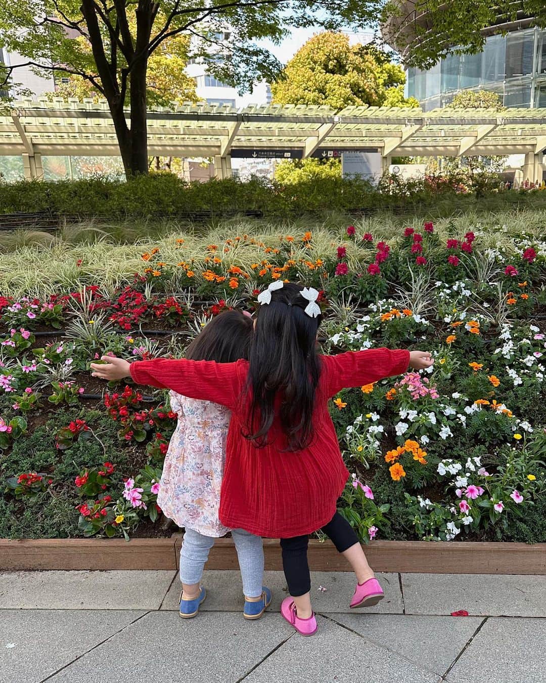 稲川千里さんのインスタグラム写真 - (稲川千里Instagram)「my Princesses 🧒🏻👧🏻🌷🌼」4月16日 21時04分 - chiicamera
