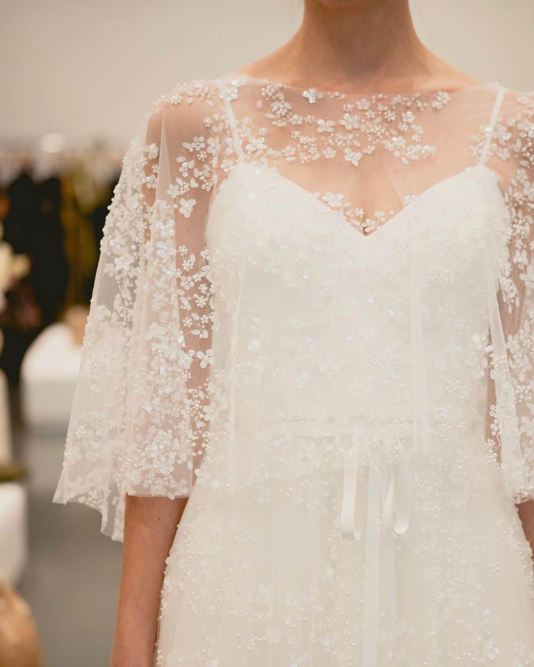 FioreBiancaのインスタグラム：「* Spring 2024 New York Bridal Fashion Week  Nouvelle  AMSALE 繊細に輝くフローラルビーディングを あしらったスレンダードレスに トレンド感のあるケープをプラス🫧  今回のコレクションで買い付けたドレスは 今年の冬頃から随時入荷予定です🕊️  #fiorebianca #fiorebianca_wedding  #フィオーレビアンカ  #フィオーレビアンカ花嫁 #ウェディングドレス #買い付け #ドレス買付 #NouvelleAMSALE #ヌーベルアムサーラ @amsale  @mihcacho」