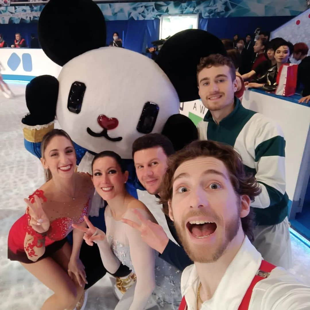 シャルレーヌ・ギニャールのインスタグラム：「🇮🇹🇮🇹🇮🇹 TEAM ITALY 🇮🇹🇮🇹🇮🇹 Grazie ragazzi, siete stati tutti grandissimi 💪💪💪 Siamo una squadra meravigliosa ❤️  #isufigureskating #isu #icedance #fiammeazzurre #poliziapenitenziaria #fisg4passion #conisocial #coni #italiateam🇮🇹  #guignardfabbri #jacksonultima #worldteamtrophy2023 #tokyo #japan」