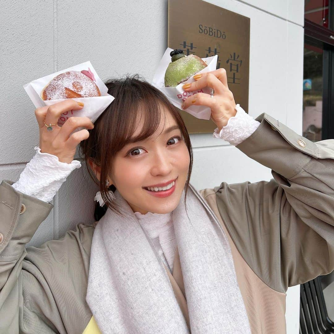 みき みーやんさんのインスタグラム写真 - (みき みーやんInstagram)「中にはクリームたっぷり♡ . ACAO ROSE SQUARE 本館 1Fにある DONUT ROOM🍩 @donut_room_atami  . . ショーケースの中には クリームがパンパンに詰まったドーナツ達がずらり♡ . ブリオッシュ生地を使用していて 自然な甘みと弾力がありながらも 軽いからペロッと食べられちゃう🍩💕 . . ドリンクはコーヒー、紅茶も売っていたので 一緒に是非☕️💕 . . DONUT ROOM 🗾 静岡県熱海市上多賀1027-8 ACAO ROSE SQUARE 本館 1F 🚗乗車時間約15分、約1,500円 🚌6番線 網代行き乗車「アカオ フォレスト」で下車 . #静岡県#静岡旅行#熱海#熱海グルメ#熱海旅行#熱海ランチ#熱海スイーツ#donutroom#女子旅#旅行コーデ#いちご#donut#ドーナツ#映えスイーツ#熱海食べ歩き#食べ歩き#食べ歩きスイーツ#熱海ドライブ#ふわふわ」4月16日 21時14分 - mi_yan0101