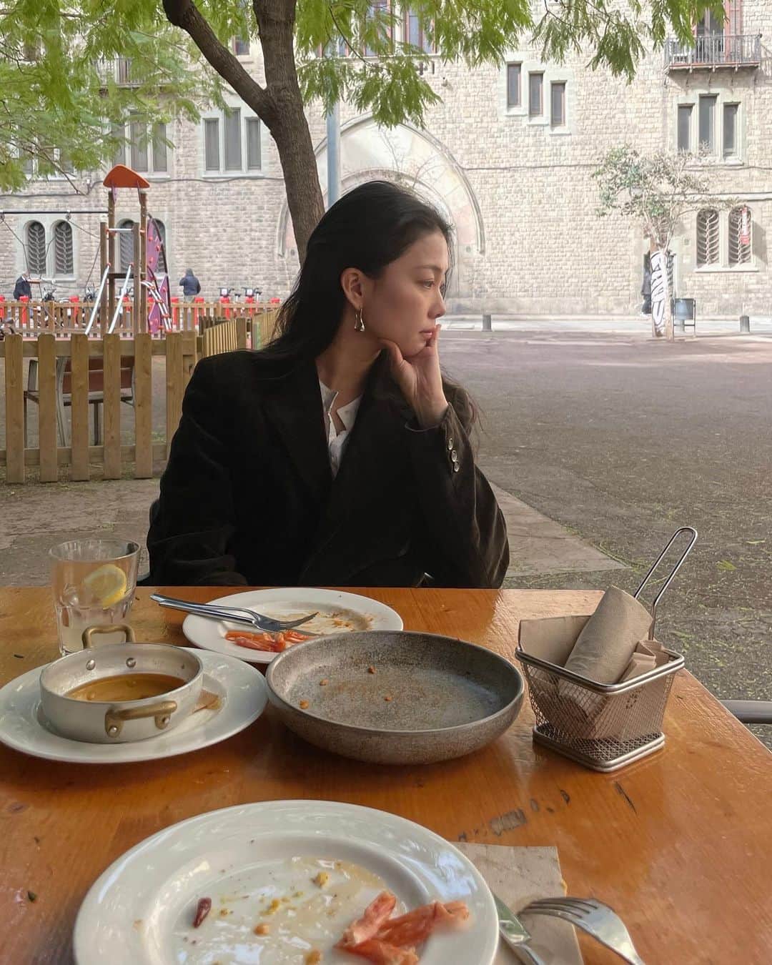 柿本絢菜 (24)さんのインスタグラム写真 - (柿本絢菜 (24)Instagram)「@restaurantbosco | Spain, Barcelona  바르셀로나 맛집. 테라스 낮술 SPOT으로 추천..!  (이가 너무 아파서 낮술 실패….)  この日は歯が痛くてお酒飲めず...。でもテラスで美味しいパエリアとアヒージョいただいて気分上々です。」4月16日 21時07分 - aa_2.8