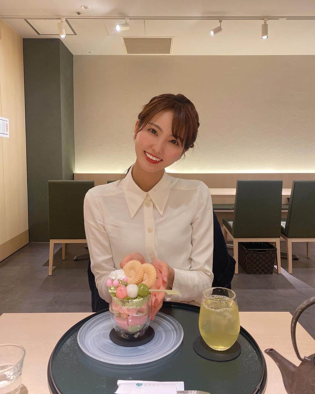 山下七子さんのインスタグラム写真 - (山下七子Instagram)「博多リバレインモールの中にある甘味処 たきむらさんでお花見パフェいただきました🍡🌸  見た目はもちろん桜をしっかり感じられて美味しかったです〜！✨ 桜が散ってきちゃって寂しいですが桜スイーツや アイテムでまだまだ桜を楽しみたいです🌸🌸  #博多リバレインモール#たきむら#お花見パフェ#桜スイーツ#春スイーツ#春コーデ#まとめ髪アレンジ#カフェ巡り#福岡県#博多」4月16日 21時07分 - yamashita_nanako