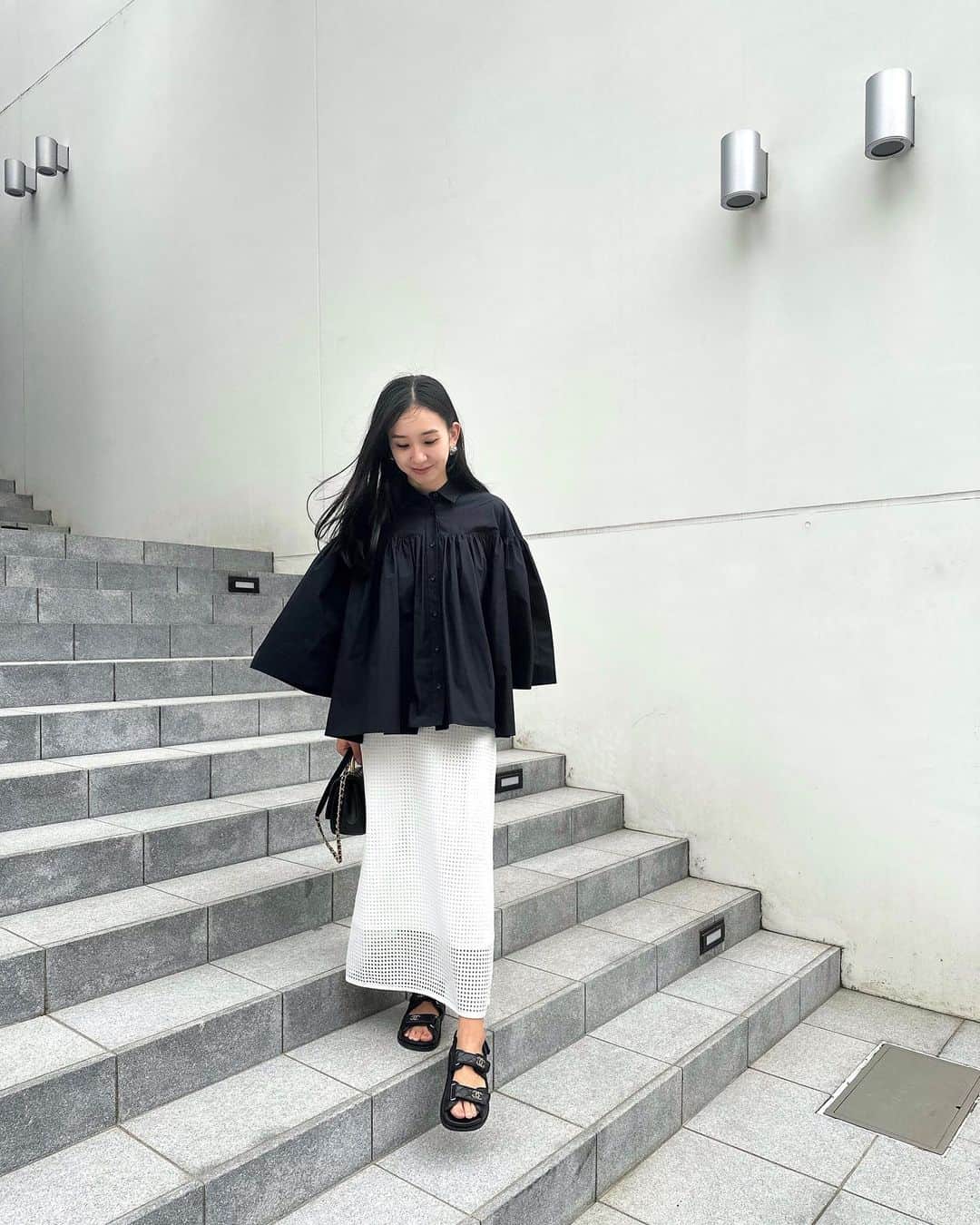 鈴木詩織のインスタグラム：「ミニぴよちゃんとお散歩day🐶 ほんと笑った顔がさりちゃんにそっくりで可愛い🥰  この日はポンチョっぽい @sorin__official のお気に入りすぎるブラウス🖤 ボリューム感たっぷりで360°可愛いのです🫶🏻✨  スカートは先日のPOP UPで連れてかえった @placard_by_melan のシアースカート🤍 合わせやすいので色々使えそう🥹  ⁡ ⁡ ⁡  #shiorin_styling#SORINstyle#sorin#placardbymelan#プラカード」