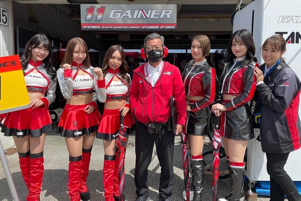 天間晴香さんのインスタグラム写真 - (天間晴香Instagram)「開幕戦皆様、雨の中お疲れ様でした！ そしてGAINER の応援ありがとうございました！✨️✨  11号車はトラブルでリタイアとなりました。 10号車は11番手で無事完走！  初のGTそして #GAINER のチームとして迎え入れて頂いて本当に嬉しいです☺️  次戦は富士でお会いしましょう💛🗻  #Supergt #富田竜一郎 選手 #石川京侍 選手  #塩津佑介 選手 #安田裕信選手 #大草りき選手  #SGT2023 #GAINER #ゲイナー #gainertanaxgtr  #PONOSGAINERGTR #モータースポーツが好きな人と繋がりたい  #スーパーGTレースクイーン #GTレースクイーン #天間晴香 #はるちむ #ゲイナージーク #GAINERsieg #GAINERレースクィーン #GAINERRQ #GAINERレースクイーン #モータースポーツ #グランドツーリング」4月16日 21時10分 - haruchimu23