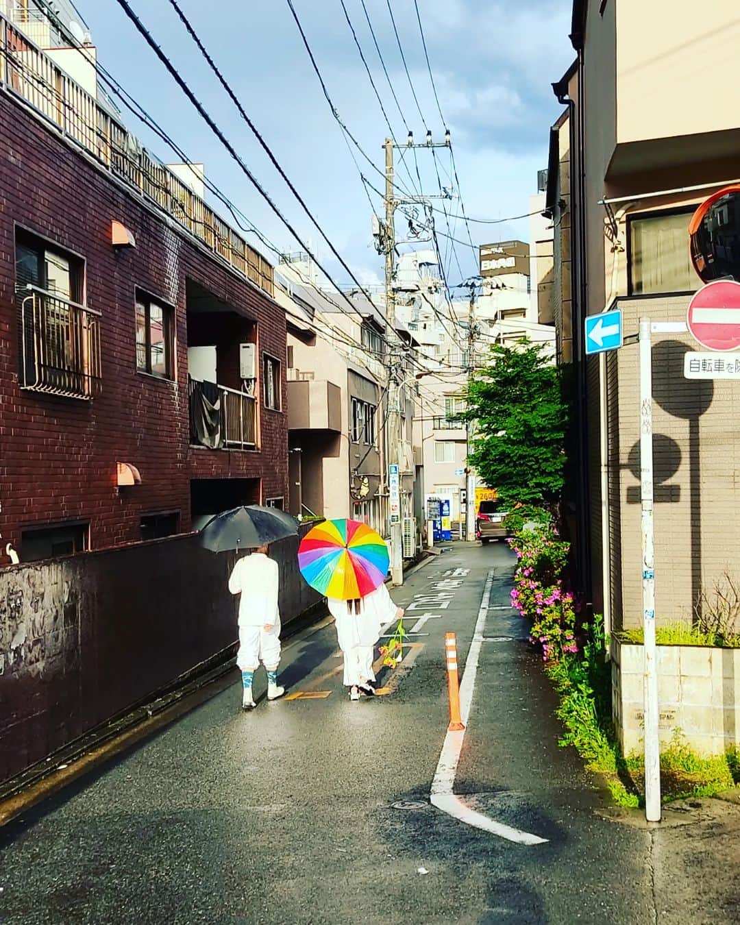 越中睦士さんのインスタグラム写真 - (越中睦士Instagram)「今日は変な天気の中  風邪を治しにサウナへ♨🌈」4月16日 21時11分 - makotokoshinaka