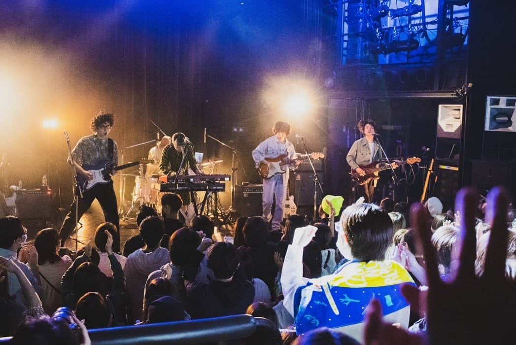 のインスタグラム：「今一度改めて、tour emotional girl,emotional boy遊びに来てくれてありがとう！初日からラストまでフルテンションで駆け抜けた。こんなに迷いなく最初から最後まで一貫してやるべき事をやり切れたツアーは初めてなんじゃないかなぁ。いつも反省とか、あそこもうちょいやれたよなぁ、とかそういう感情が少なからず残るもんなんだけど。今回は清々しくやり切った。もちろん課題はあれど。  ツアー中にメンバーだけ(ナリには横で見守っててもらった)今一度、俺らどこ目指す？どうやっていく？って話をしたりして。遅いけども、ゆっくり俺ら成長らしてる。全員で目標や夢を共有したことでまたバンドが更に一つ強くなった気がする。視界も良好だしよー体力も有り余ってるしよー、楽しくやらせてもらいます。みんな引き続きサポートよろしくお願いいたします。愛してます」