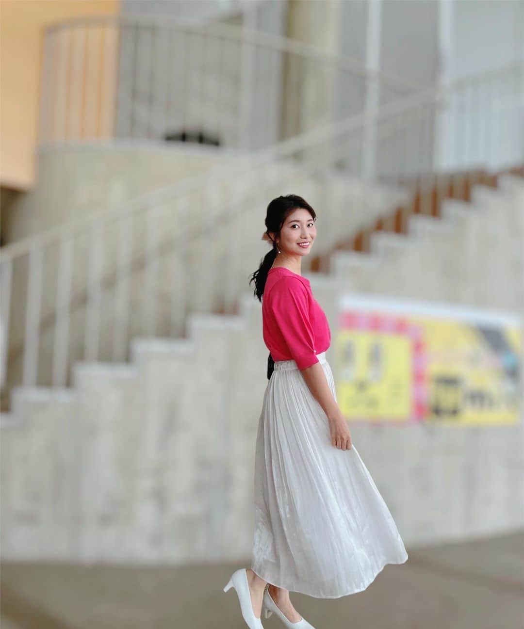木村那津美のインスタグラム：「✳︎ ちぐまや家族900回SP ご覧いただきありがとうございました！  わらしべ長者対決では まさかの どさ、まみ、なつみの ちぐはぐトリオが優勝🏅  ご褒美ロケでTOKYO🗼 行ってきます✨✨  2枚目以降は本番に向けて ちょっとずつ増えていく 出演者☺️  ------------  衣装 シューラルー ______________________  山口県の情報盛りだくさん！ 土曜のあさ9時25分からは↓↓↓  @chigumaya_kazoku  【ちぐまや家族plus】  ------------  #シューラルー #アナウンサー衣装 #アナウンサーヘアメイク#30代コーデ #30代ファッション#30代メイク #30代ヘアメイク #木村那津美#アナウンサー #スタジオ衣装　#基本的にトップスのみ#ちぐまや家族plus #ちぐまや家族plus2 #山口県」