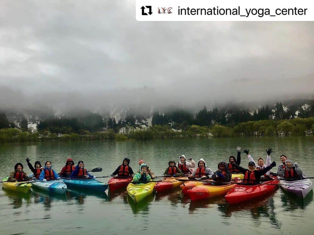 Ken Harakumaのインスタグラム：「#Repost @international_yoga_center with @use.repost ・・・ #Repost @aromature_yoga_pilates with @use.repost ・・・ ケンハラクマ先生と一緒に山形で雪解け水の豊富な今の時期だけ楽しめる水没林カヌーを体験しました！ 夕方から降り出した雨が朝方開始20分前にはあがり幻想的で美しい景色が見れました。 途中で温かいお茶と美味しいお菓子のサービスもあり大感激！ステキなお写真は全てカヌークラブの皆様に撮って頂きました♬みんな良いお顔♡途中また雨が降ったけど、それもまた良かったです^_^ ご参加の皆様、ケン先生、カヌークラブの皆様ありがとうございました♬  次回のケンハラクマ先生山形県米沢でのヨガイベントは、7月13日〜17日(5日間)アシュタンガヨガ指導者講座(初級プライマリー・中級インターミディエイト・上級アドバンスA)3つのシリーズの短期集中コースを行います。 アドバンスAシリーズの指導者養成講座初開催‼️ 詳細はInstagramトッププロフィールlit.linkページからインターナショナルヨガセンターホームページHOMEのイベント検索(講師ケンハラクマ・7月・講座タイプ指導者養成)を選んでご覧下さい❣️ では、また7月に山形でお会い出来るのを楽しみにしています❤️❤️❤️  @iidecanoe  @kenharakuma  @international_yoga_center  @2_kumi」